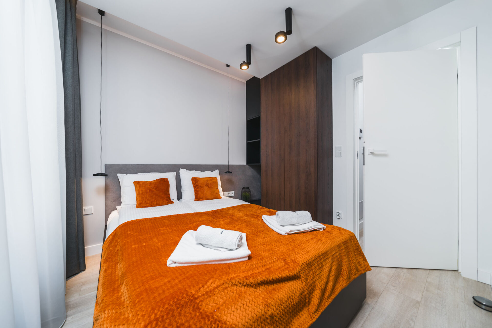 Sarah Apartments 29, ul. Miodowa 42, Kraków: sypialnia z podwójnym łóżkiem