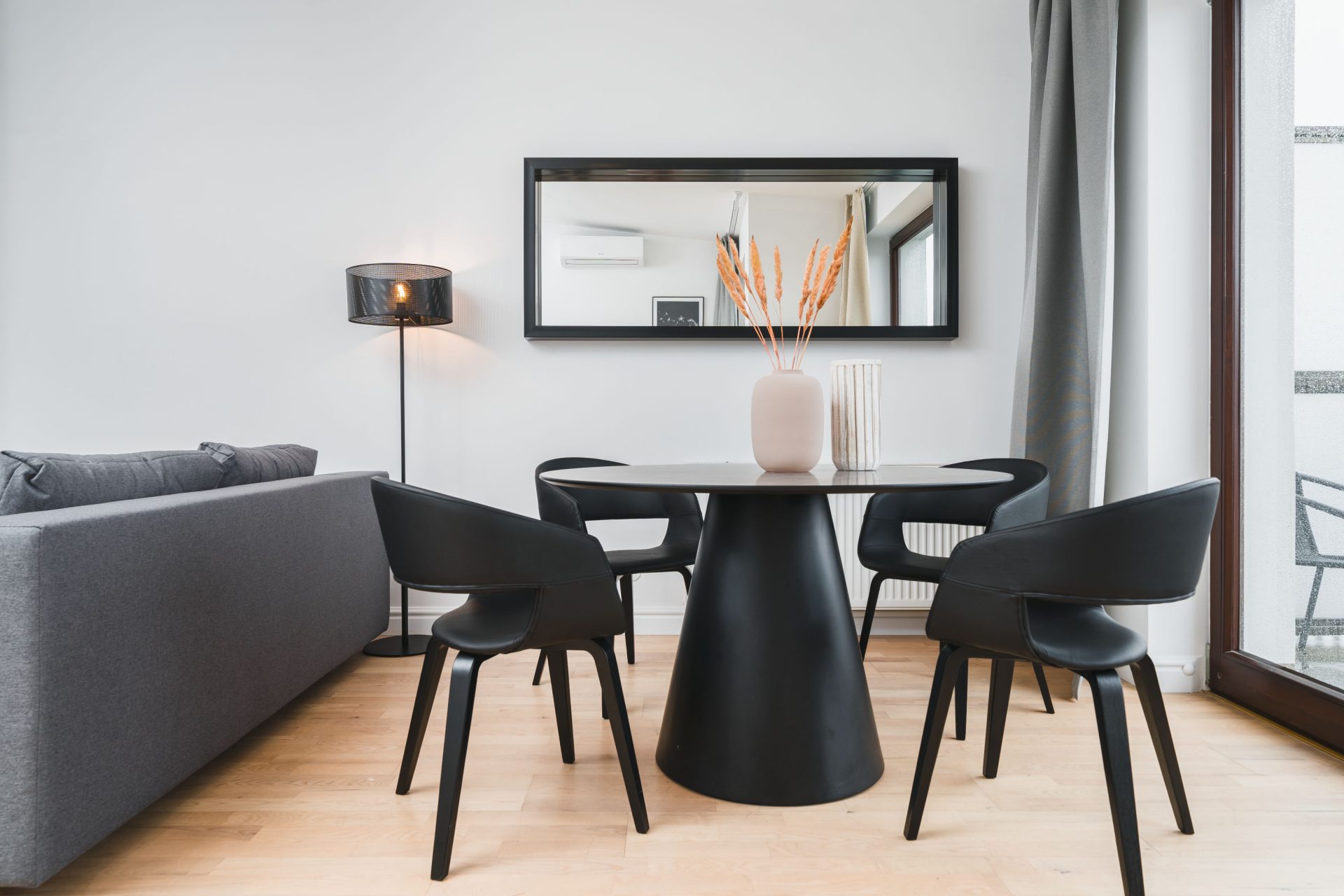 Flower Residence 22, ul. Krowoderska 62, Kraków: stół jadalny