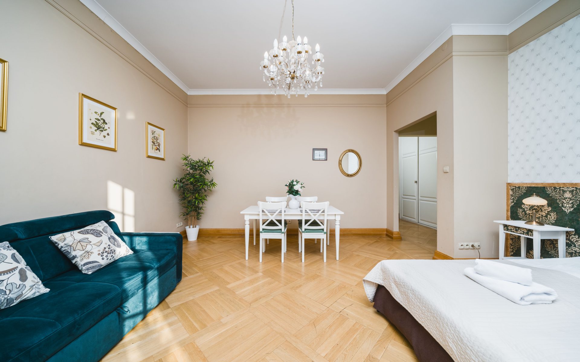 Pałac pod Baranami 1, Rynek Główny 27, Kraków: salon z sofą