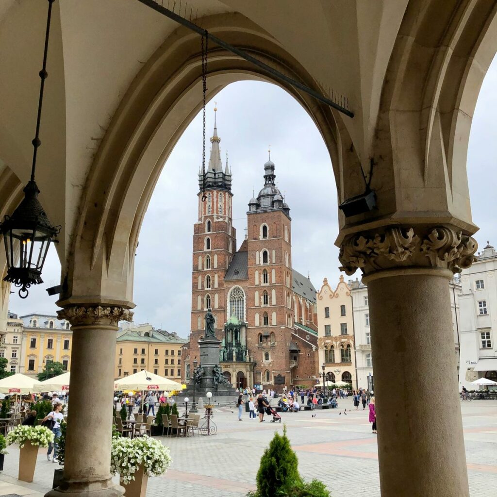 Kościół Mariacki widziany spod arkad Sukiennic