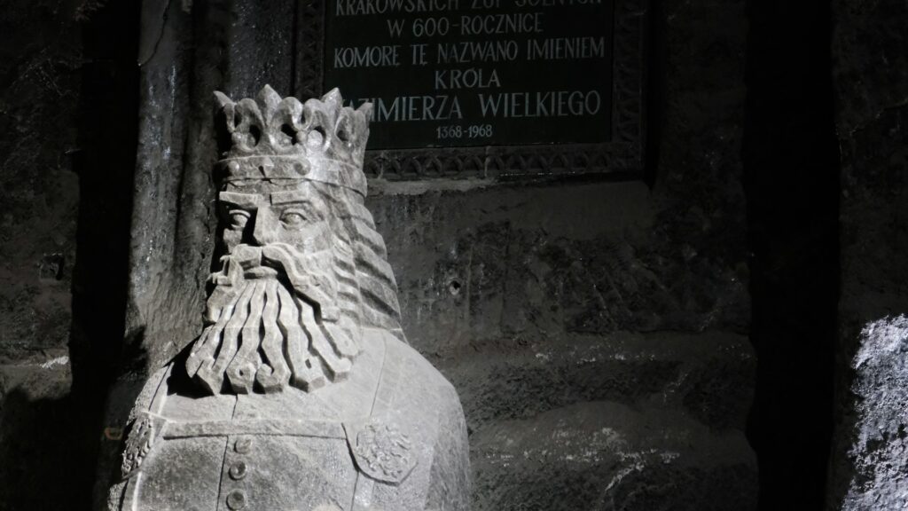 Rzeźba króla Kazimierza Wielkiego wykuta w soli w Kopalni Soli Wieliczka